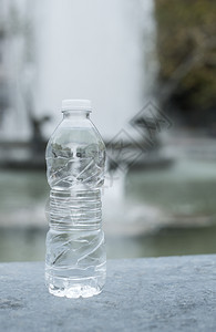 瓶子背景上的装矿泉水和喷凉爽的新鲜图片