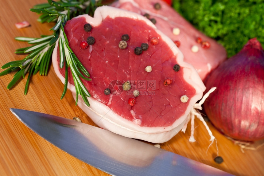 健康红色的美食带迷迭香生牛肉图片