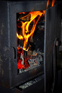 面包老的发光在砖炉中燃烧柴火图片