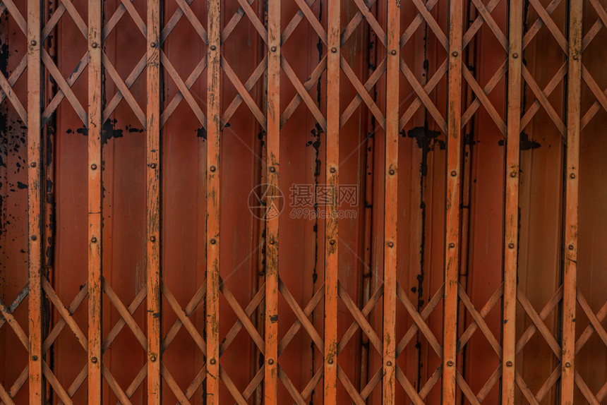 折叠式的古老橙铁门对背景钢折叠门泰陆矢量插图都非常生锈细节曼谷图片