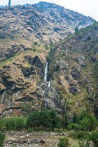 在尼泊尔Tal村附近美丽的小瀑布春天尼泊尔风景优美旅行村庄图片