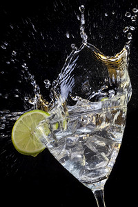 冰块飞向伏特加马丁尼一种酒精刷新图片