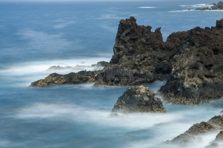 兰萨罗特的温床那里水强烈撞击岩石天海滩夏图片