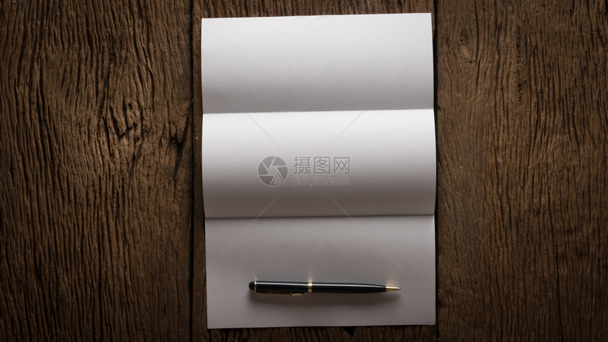 笔记本文档桌子木上的空白纸和笔木桌上的空白纸和笔图片