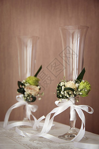 鲜花装饰的香槟玻璃杯图片