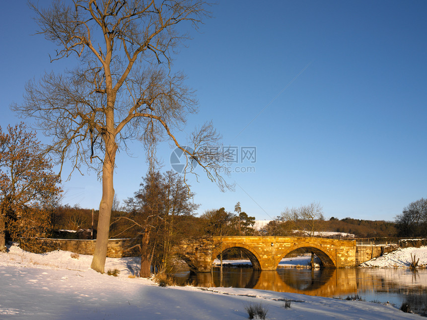 风景优美气候联合王国马尔顿市附近约克郡北德文特河上一座桥梁的冬季农村景点一种图片