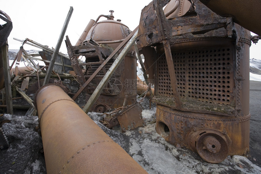 南极洲霸权岛一个废弃的旧捕鲸站锅炉残骸的碎渣遗迹老图片