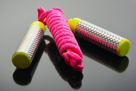 黑背景上的粉红跳绳玩具力量螺旋图片
