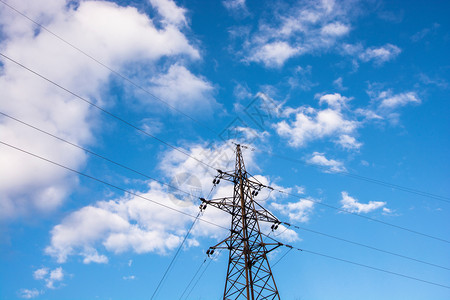 塔电的用白云对着蓝天空的电源传输线送图片