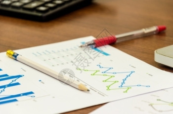 信息营销使用笔和计算器进行财务会计图表分析成功图片