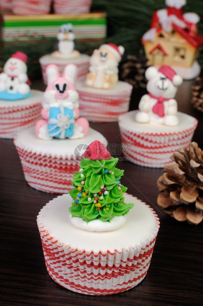 喜庆的烹饪圣诞节甜糖雕像树在松饼上图片