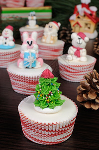 喜庆的烹饪圣诞节甜糖雕像树在松饼上图片