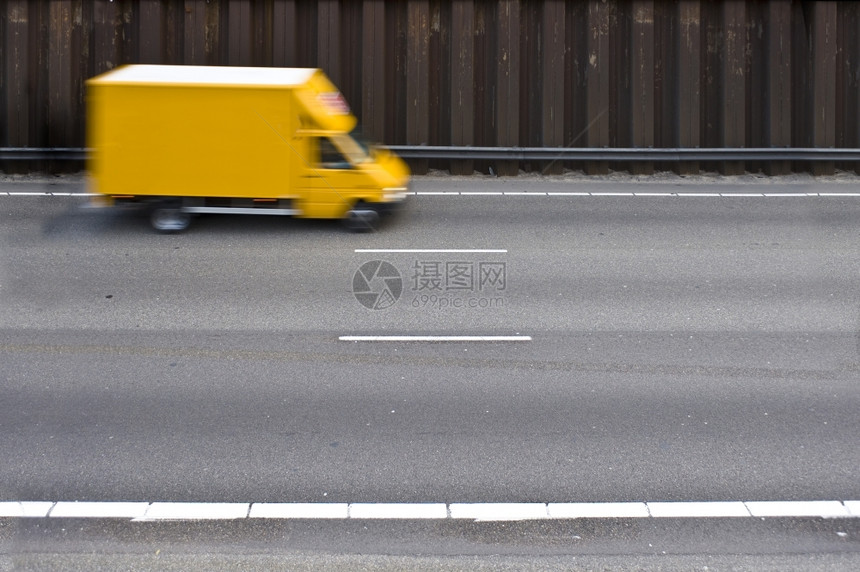 打标碎片哪一个条多道高速公路有线条和沥青一辆黄色卡车在左边道上行驶图片