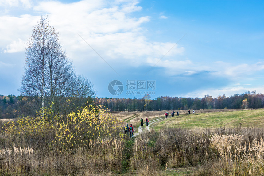 旅行户外步秋天在沿路走的大群旅游者图片