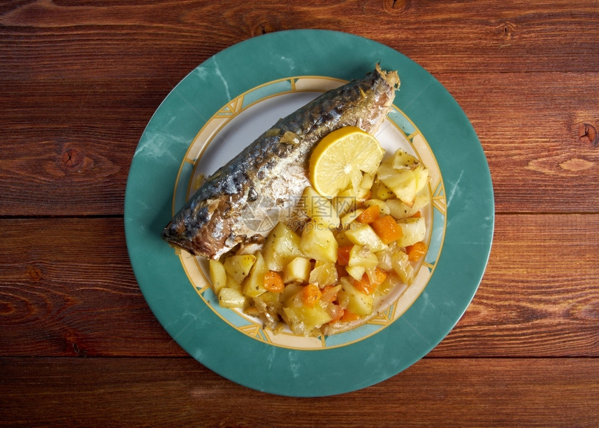 盘子里的烤鱼和配菜图片