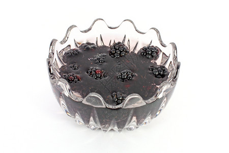 健康水果玻璃碗中的黑莓混合白色隔绝夏天图片