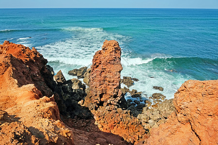 喷葡萄牙卡拉帕泰海滩的巨石西方岸图片