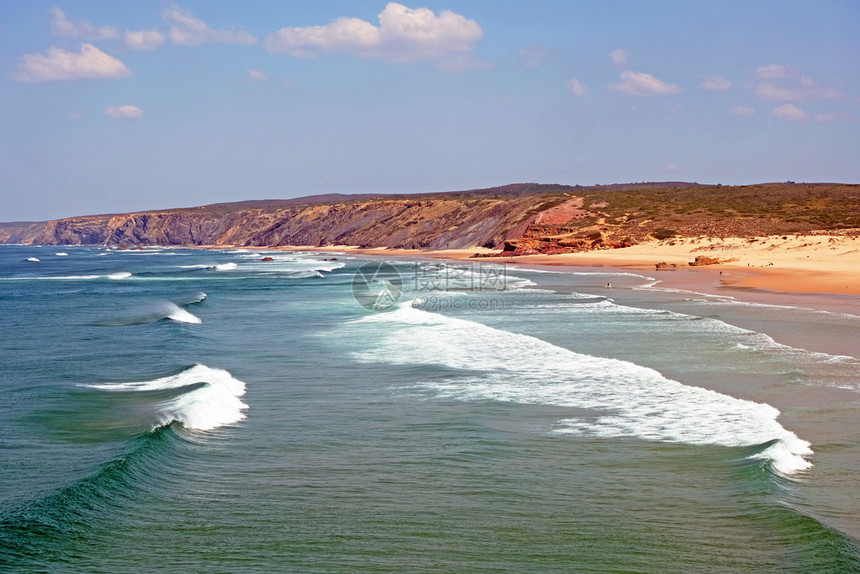 海洋在葡萄牙西岸的卡拉帕泰海滩上西方喷图片
