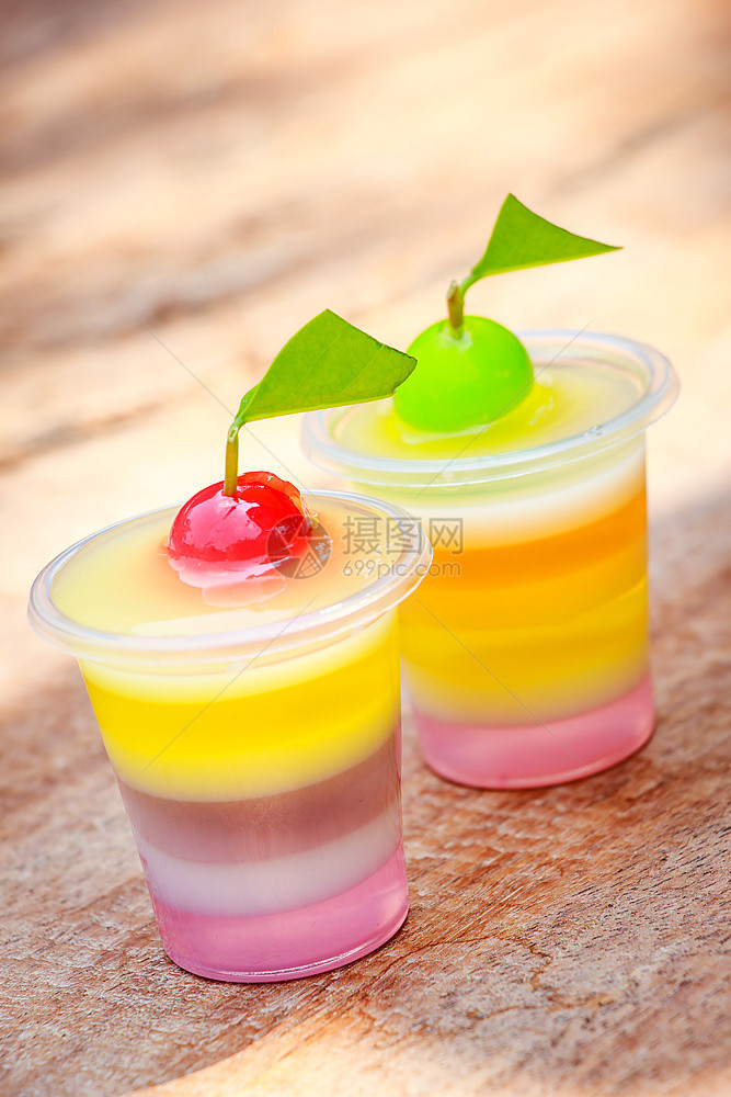 以塑料杯中水果为实的多彩冻养护明胶派对图片