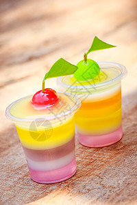 以塑料杯中水果为实的多彩冻养护明胶派对图片