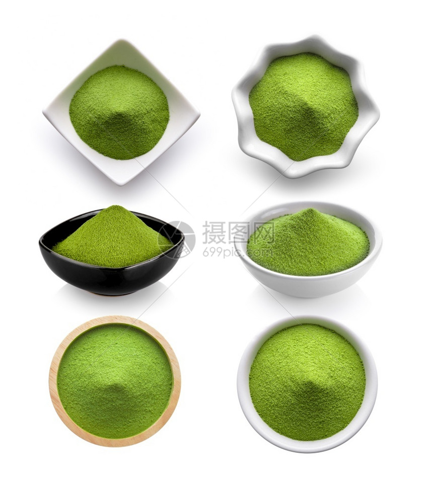 自然抹茶草本白色背景的碗中绿茶粉图片