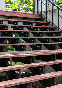 轨小路梯子穿过城市公园运河的金属结构上红色木制楼梯上有红色木制楼梯图片