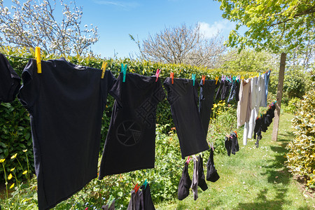 在花园里用烘干的衣服洗出去晾绳衬衫图片