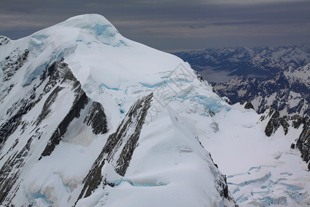 被雪覆盖的山峰背景图片