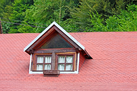 屋面红色的绿闪亮屋顶上的旧窗口图片