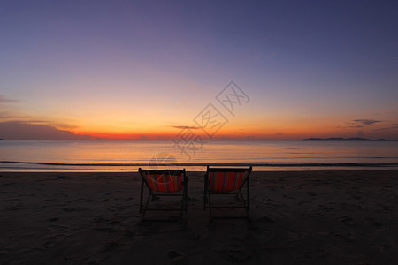 傍晚的阳光浴场沙滩背景图片