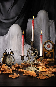 树叶在落中蜡烛与时钟和鬼魂血液晒干图片