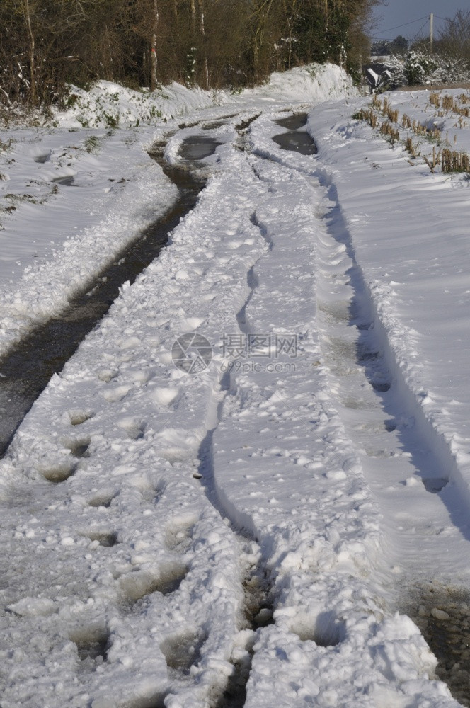 布列塔尼的雪下路径人们自然霜图片