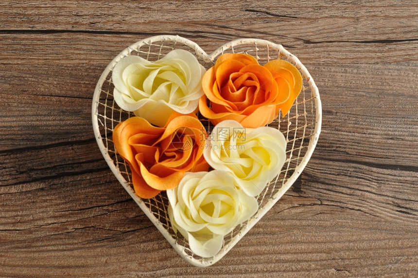 美丽成形装满橙色和白玫瑰肥皂的心形铁丝篮子花图片