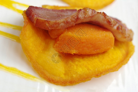 黄色的甜土豆泥和薯芯片上一块火腿含甜土豆的田地深处非常浅蔬菜图片
