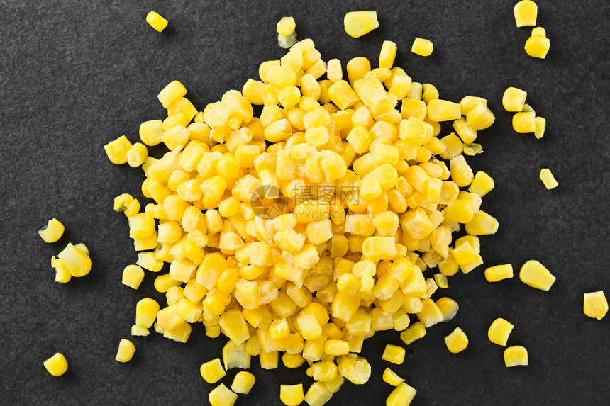 粮食桩冷冻的甜玉米内核拍摄到板块选择焦点的顶端聚于层的玉米内核冷冻的甜玉米内核寒冷的图片