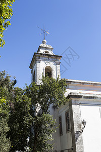 凯哈斯19世纪在葡萄牙Quijas建的岩石圣母教堂钟塔有时空和天气之窗位于葡萄牙Quijas宗教女士背景图片