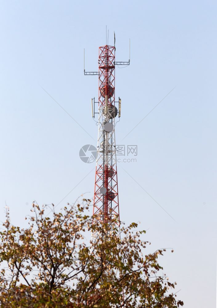 蓝色的无线天蓝色空背景的手机塔或移动式站博茨瓦纳图片