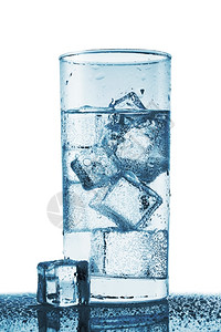 喝气泡茶点玻璃杯冷水有小滴子和白底孤立的冰图片