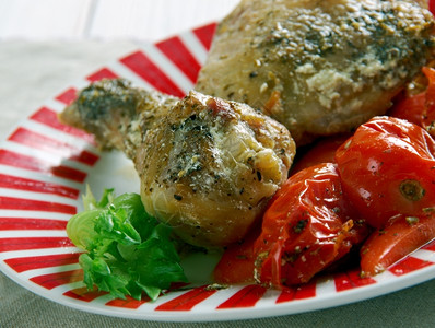 午餐厨师美味的阿塞拜疆鸡肉加咸菜和西红柿Toyuqsoyutmas图片