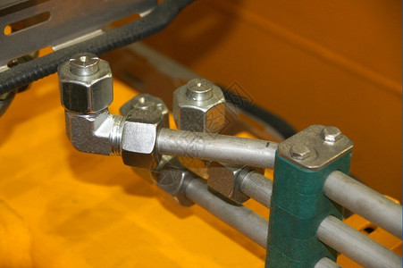工程金属钢铁连接和液压输油管坚金道图片