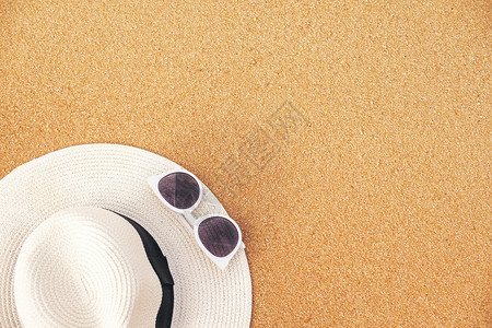沙滩边的草帽墨镜图片