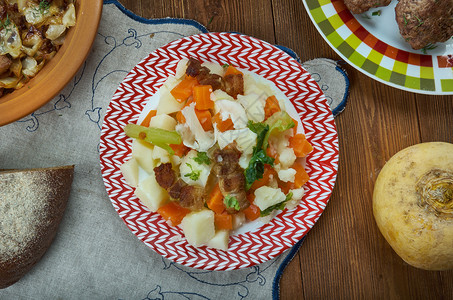 Brannesnuda猪肉和蔬菜炖瑞典自制烹饪传统各种菜类顶视洋葱酱布兰内斯努达背景