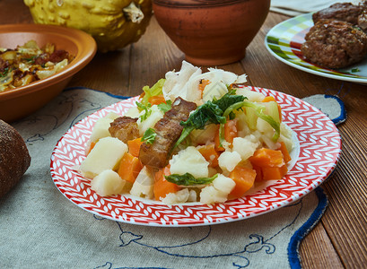 布兰内斯努达红色的放Brannesnuda猪肉和蔬菜炖瑞典自制烹饪传统各种菜类顶视背景