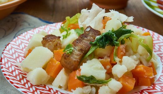 布兰内斯努达一顿饭传统的Brannesnuda猪肉和蔬菜炖瑞典自制烹饪传统各种菜类顶视午餐背景