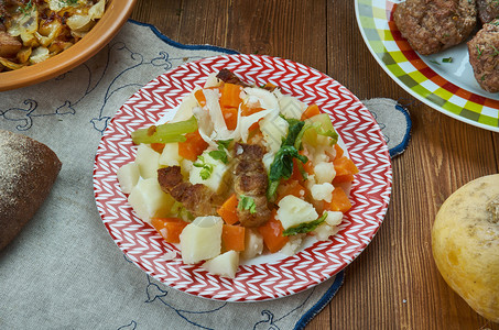 布兰内斯努达晚餐Brannesnuda猪肉和蔬菜炖瑞典自制烹饪传统各种菜类顶视放盘子背景
