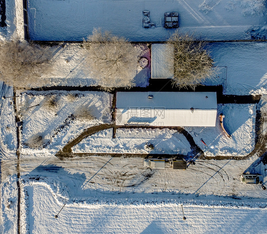 屋顶从空中冬天雪大厅接收无人驾驶飞机外部的场景图片