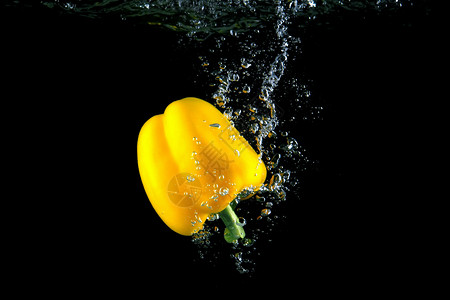 水里的黄椒图片