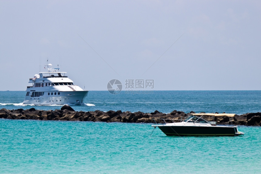 闲暇水豪华赛马和娱乐游艇夏天图片