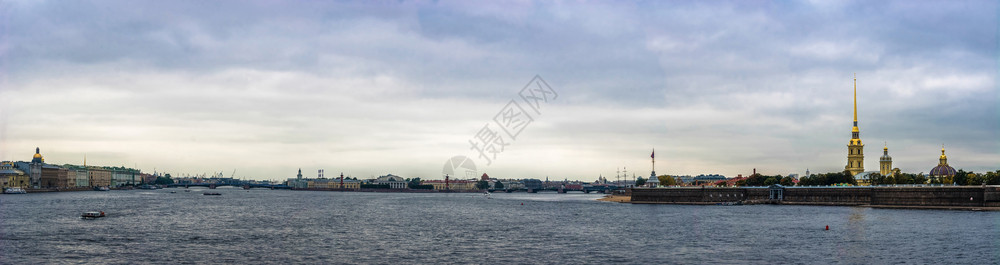 桥圣彼得堡的美丽全景在阴云多的俄罗斯岛一种图片