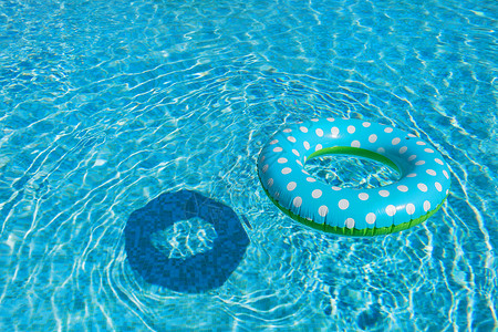 蓝色圆点背景游泳池中的蓝色圆点救生圈背景
